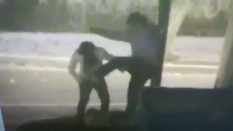 Joven agredió a una mujer en la calle