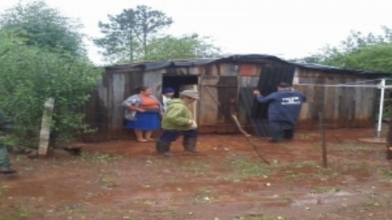 Policías asistieron a familias afectadas por el temporal