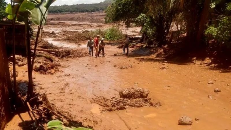 9 muertos y 300 desaparecidos por rotura de dique minero en Brasil