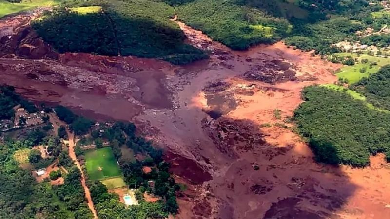 9 muertos y 300 desaparecidos por rotura de dique minero en Brasil