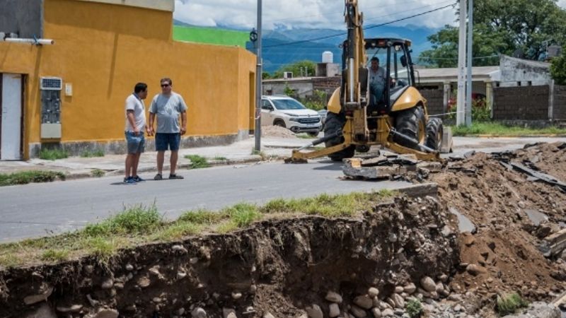 Reparan avenida Latzina que se hundió tras la tormenta