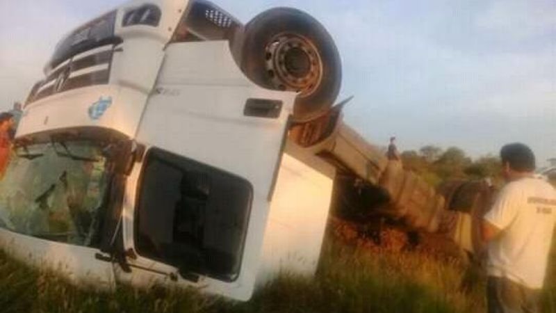 Volcó un camión en la Ruta Nacional N°157