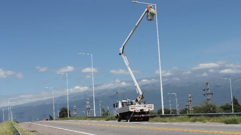 Por las luminarias, siguen tareas en la Av. Circunvalación