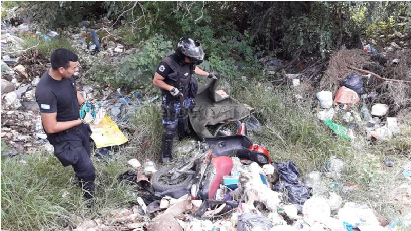 Ocultaron en un baldío una moto y atraparon a los ladrones