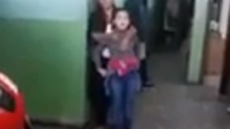 Niña enamora con su voz mientras espera ser atendida