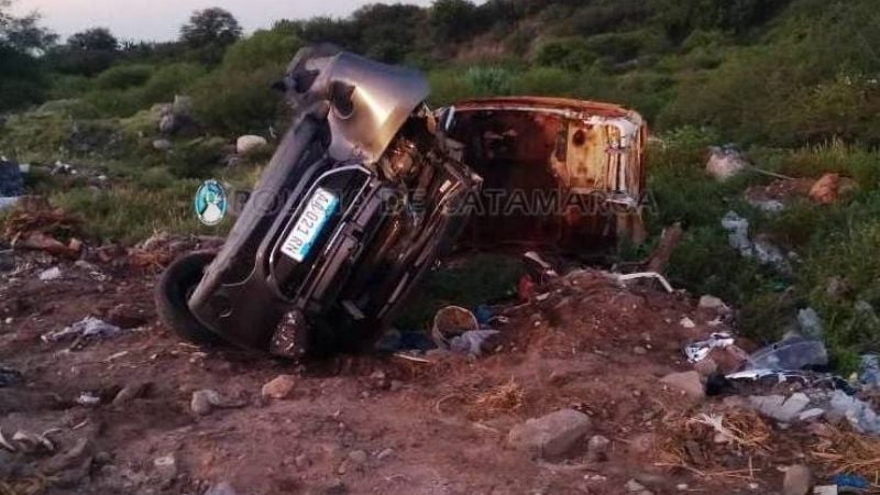 Perdió el control, chocó contra un poste y volcó