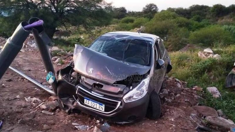 Perdió el control, chocó contra un poste y volcó