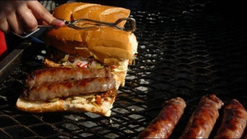 Chau a una tradición: No habrá más choripanes afuera de la cancha