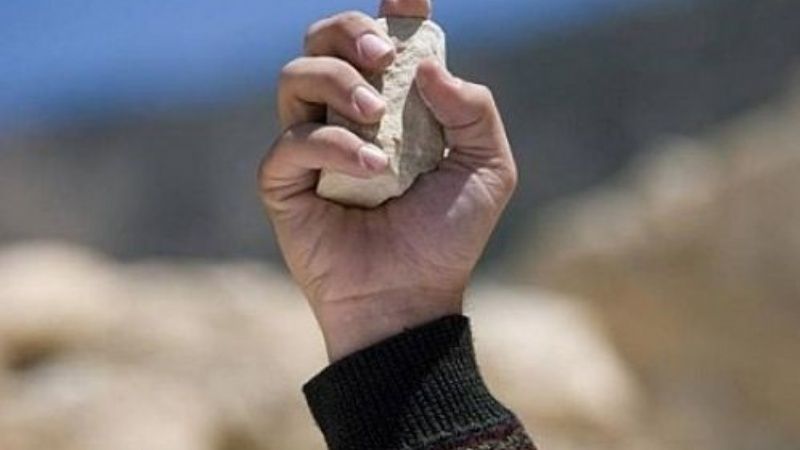 Tiró piedras contra un local y terminó en la comisaría