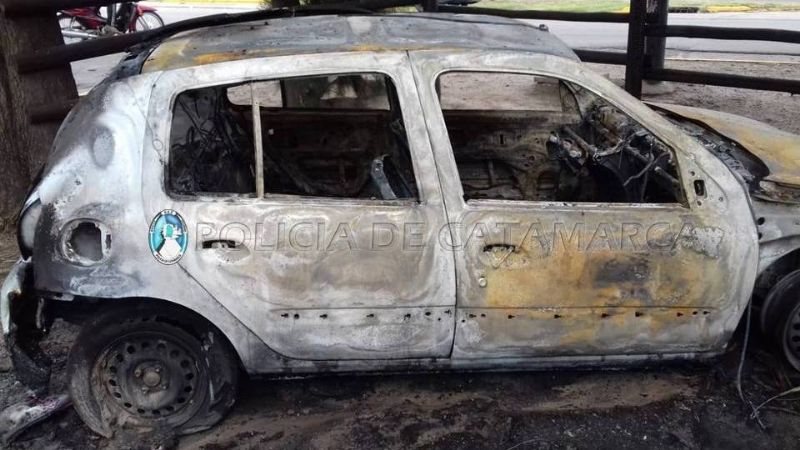 Voraz incendio de un auto en la Av. Presidente Castillo
