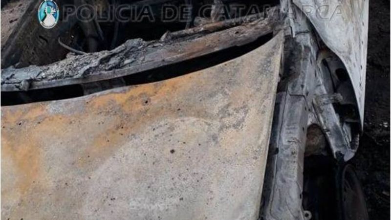 Voraz incendio de un auto en la Av. Presidente Castillo
