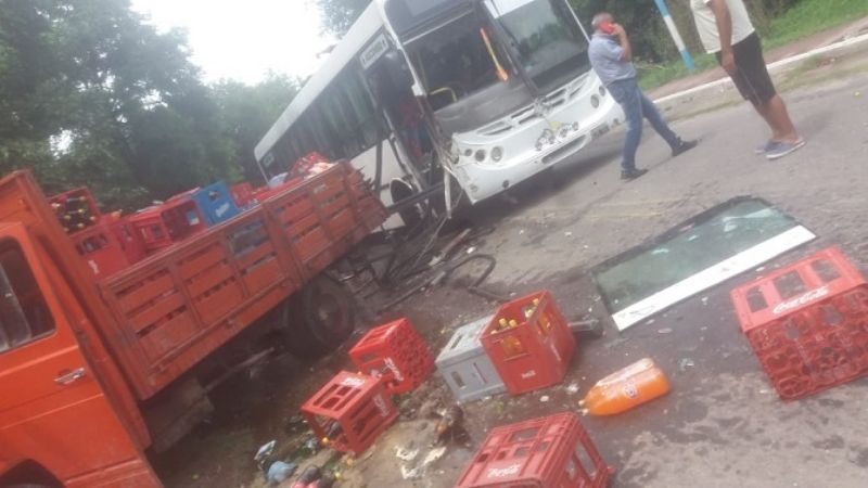 Choque entre un camión y un colectivo en Los Varela