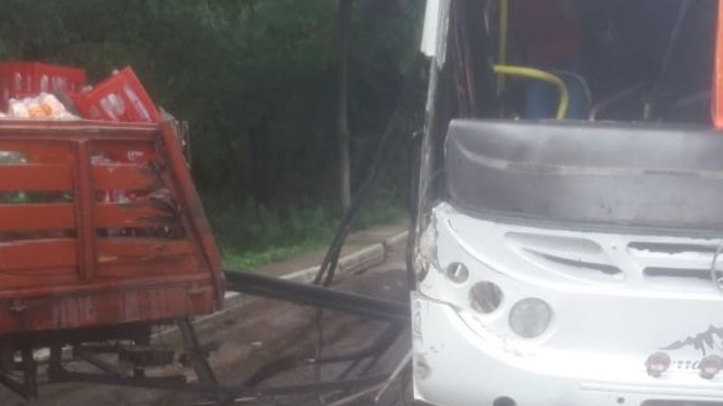 Choque entre un camión y un colectivo en Los Varela