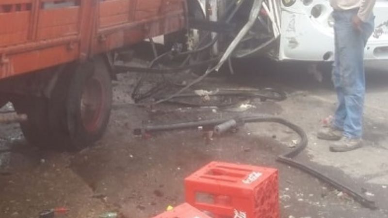 Choque entre un camión y un colectivo en Los Varela