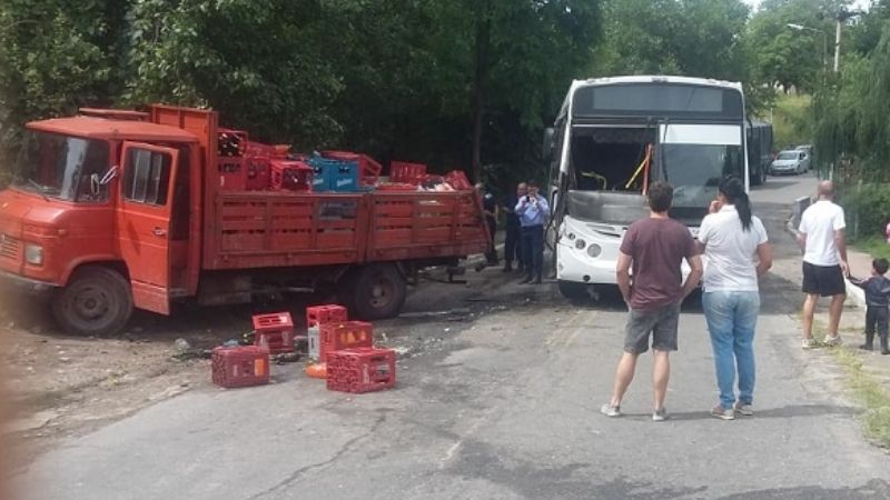 Choque entre un camión y un colectivo en Los Varela