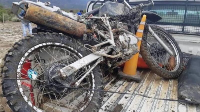 Encuentran la motocicleta de la pareja arrastrada por el rio en Santa María