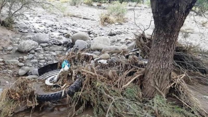 Encuentran la motocicleta de la pareja arrastrada por el rio en Santa María