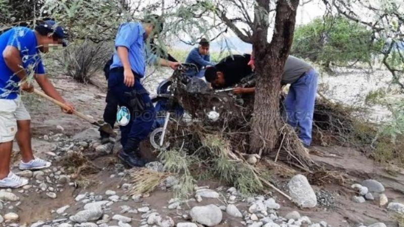Encuentran la motocicleta de la pareja arrastrada por el rio en Santa María
