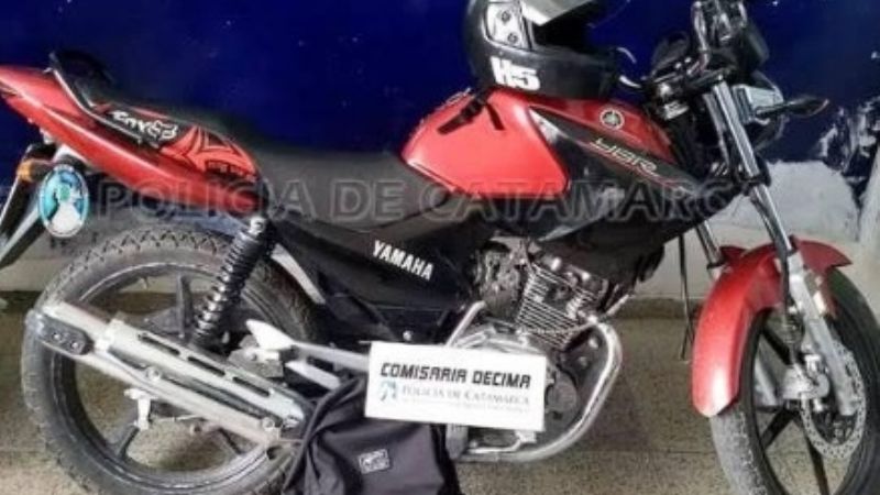 Aprehenden a dos jóvenes, secuestran una moto y una mochila