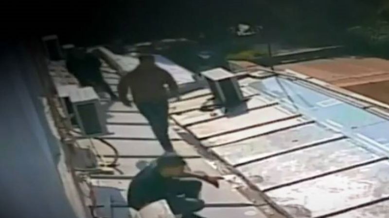 Escaparon por los techos y dejaron abandonado un auto