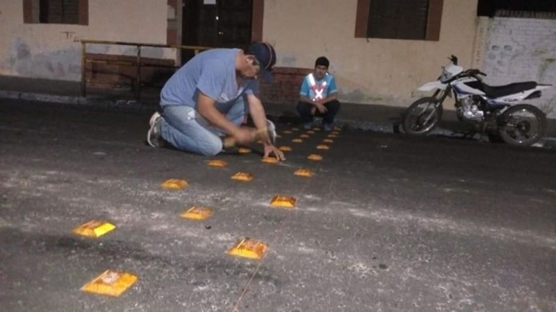 Avenida San Martín: Personal de Seguridad Vial, colocó "ojos de gato"