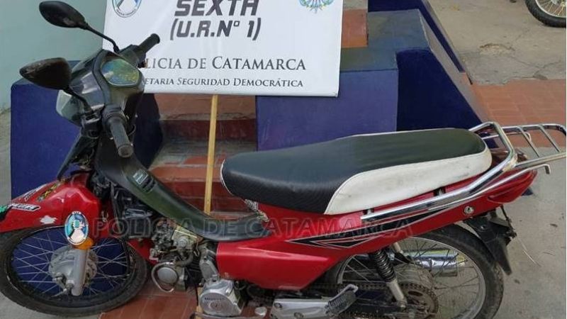 Escapaban de policías en moto y en la huida la abandonaron