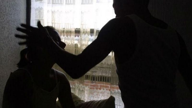 Aprehenden a un joven por golpear a su propia madre