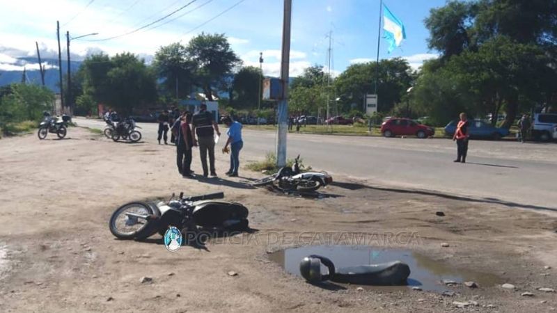 Automovilista chocó con dos motos en el ingreso al Parador de Tres Puentes