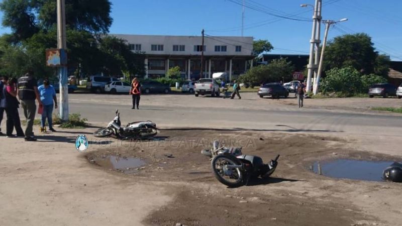 Automovilista chocó con dos motos en el ingreso al Parador de Tres Puentes