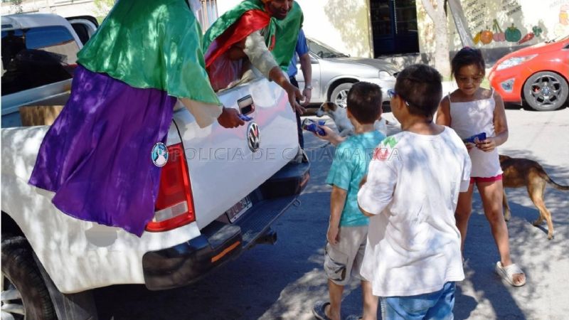 Policías Reyes Magos visitaron a niños de un comedor comunitario