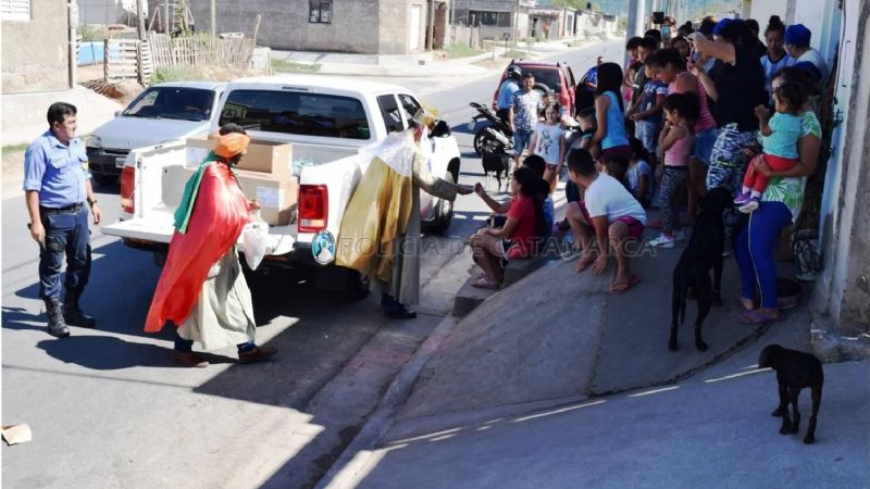 Policías Reyes Magos visitaron a niños de un comedor comunitario