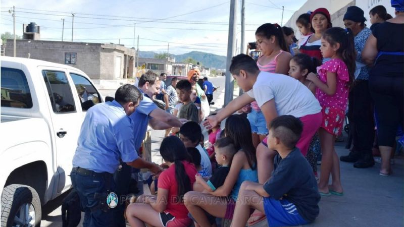 Policías Reyes Magos visitaron a niños de un comedor comunitario