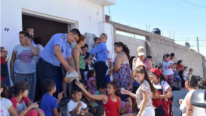 Policías Reyes Magos visitaron a niños de un comedor comunitario