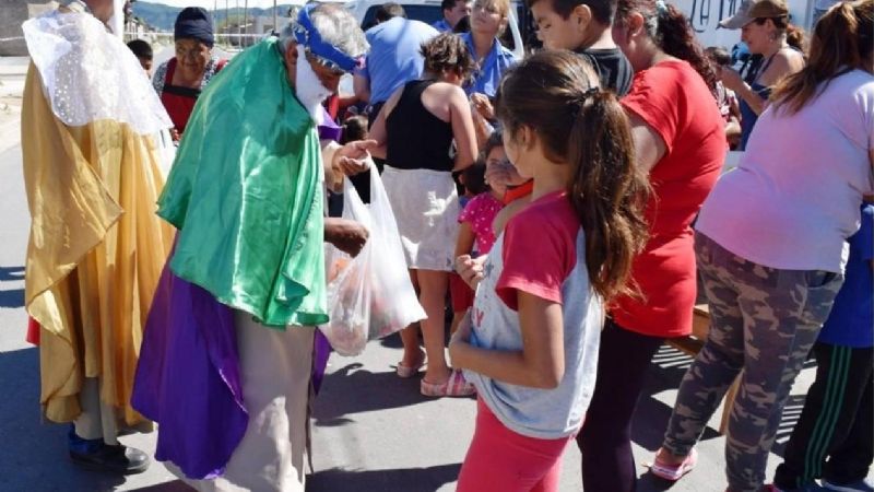 Policías Reyes Magos visitaron a niños de un comedor comunitario