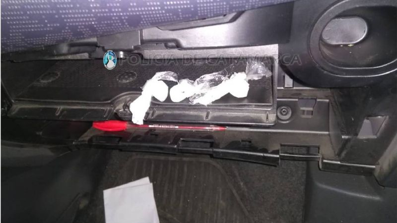 Dos jóvenes llevaban en la guantera del auto dosis de “alita de mosca”