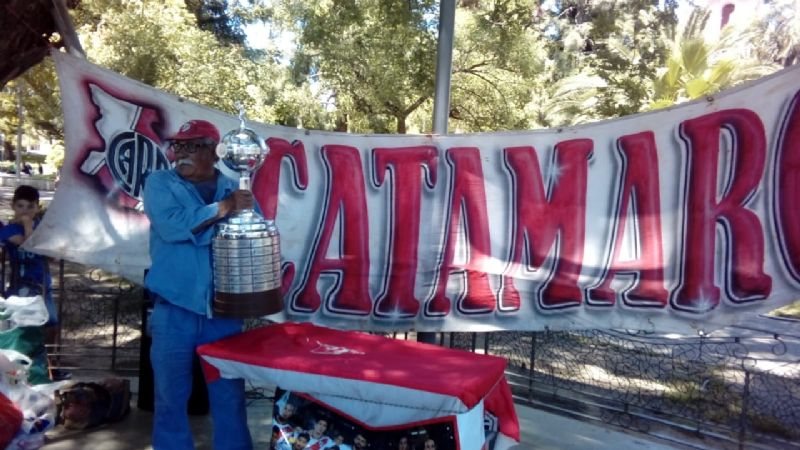 Hinchas de River posaron con la “histórica” Copa Libertadores