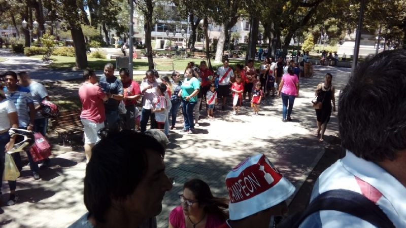 Hinchas de River posaron con la “histórica” Copa Libertadores