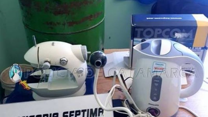 Sorprenden a ladrón robando varios elementos en una casa