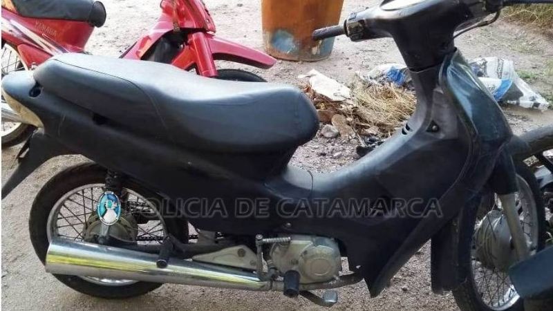 Arrestan a dos hombres y secuestran una moto en Valle Viejo