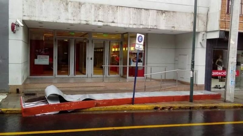 El fuerte viento derribó el cartel de un banco
