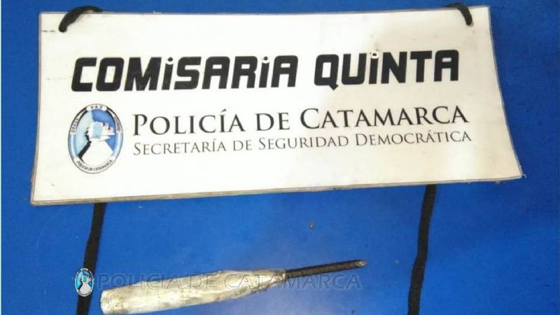 Atentó contra policías y le encontraron una “espadita”