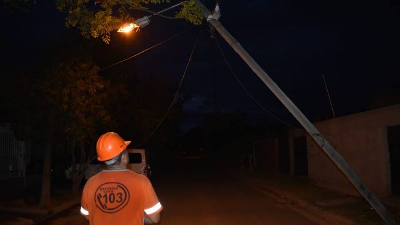 Intenso trabajo por caídas de árboles y voladuras de techos