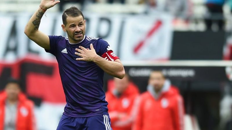 Mora anunció que deja el fútbol