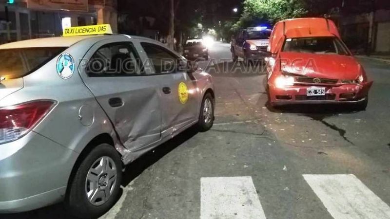 Choque entre una camioneta y un taxi
