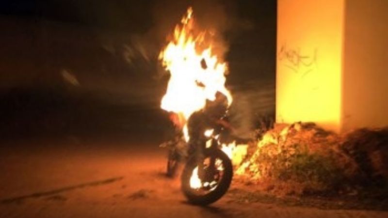 Se incendió una moto en el norte de la Capital