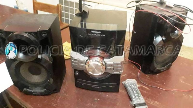 Ladrón llevaba un equipo de música y lo dejó abandonado al ver a policías