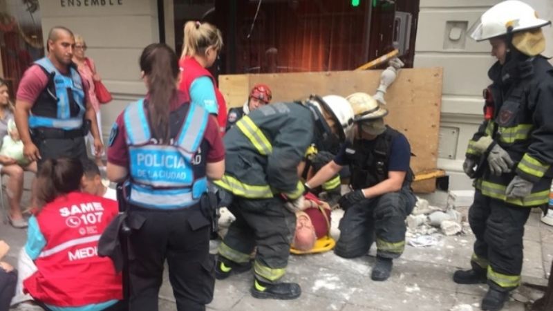 Se derrumbó un balcón en Recoleta: hay 3 personas heridas