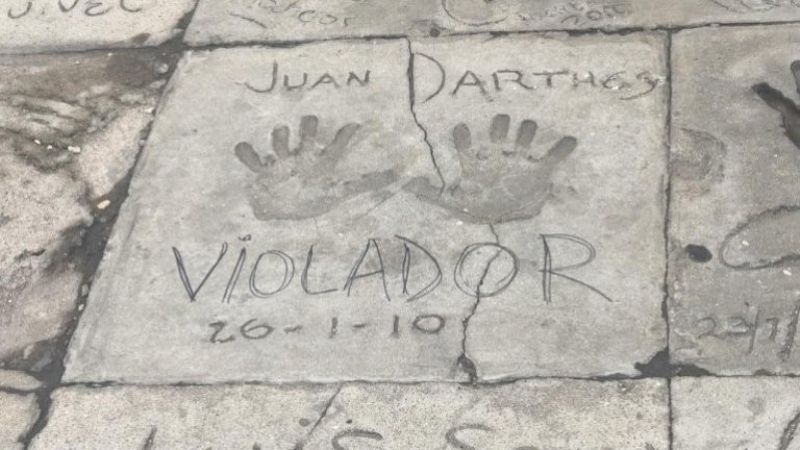 Escribieron “violador” en la “Baldosa de la Fama” de Juan Darthés en Mar del Plata