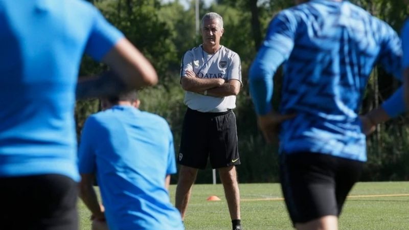 Alfaro plantó su primer equipo con Tevez de titular