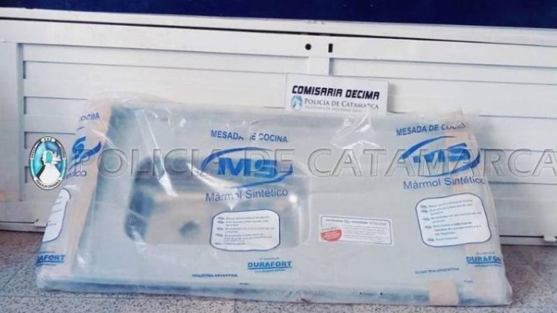 En moto llevaban una puerta y una mesada de cocina, robadas